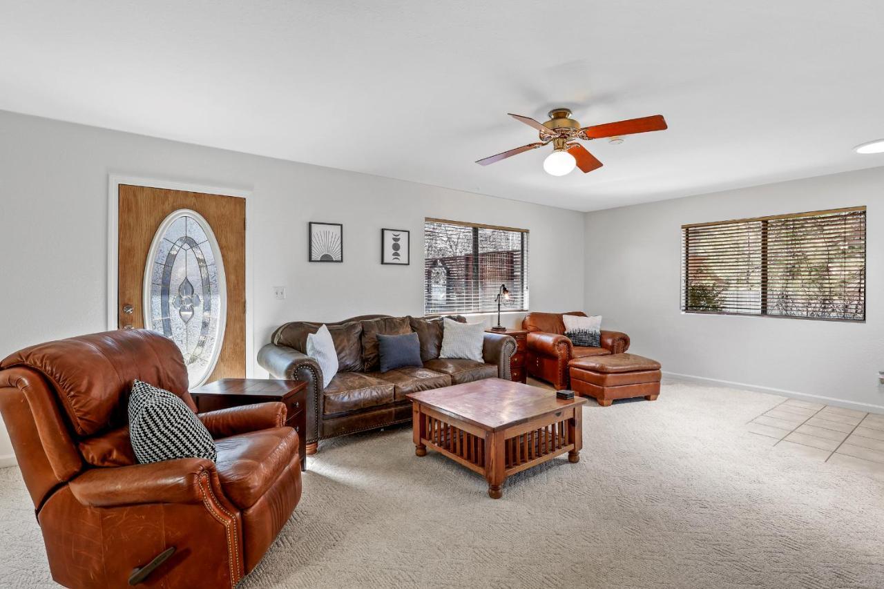 Captivating Continental Country Club Retreat With 4 Bdr And Spacious Deck! 깃대 외부 사진