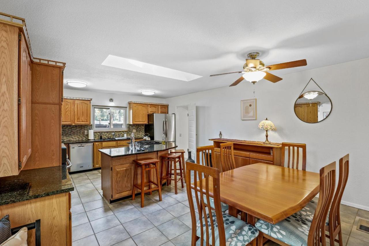 Captivating Continental Country Club Retreat With 4 Bdr And Spacious Deck! 깃대 외부 사진