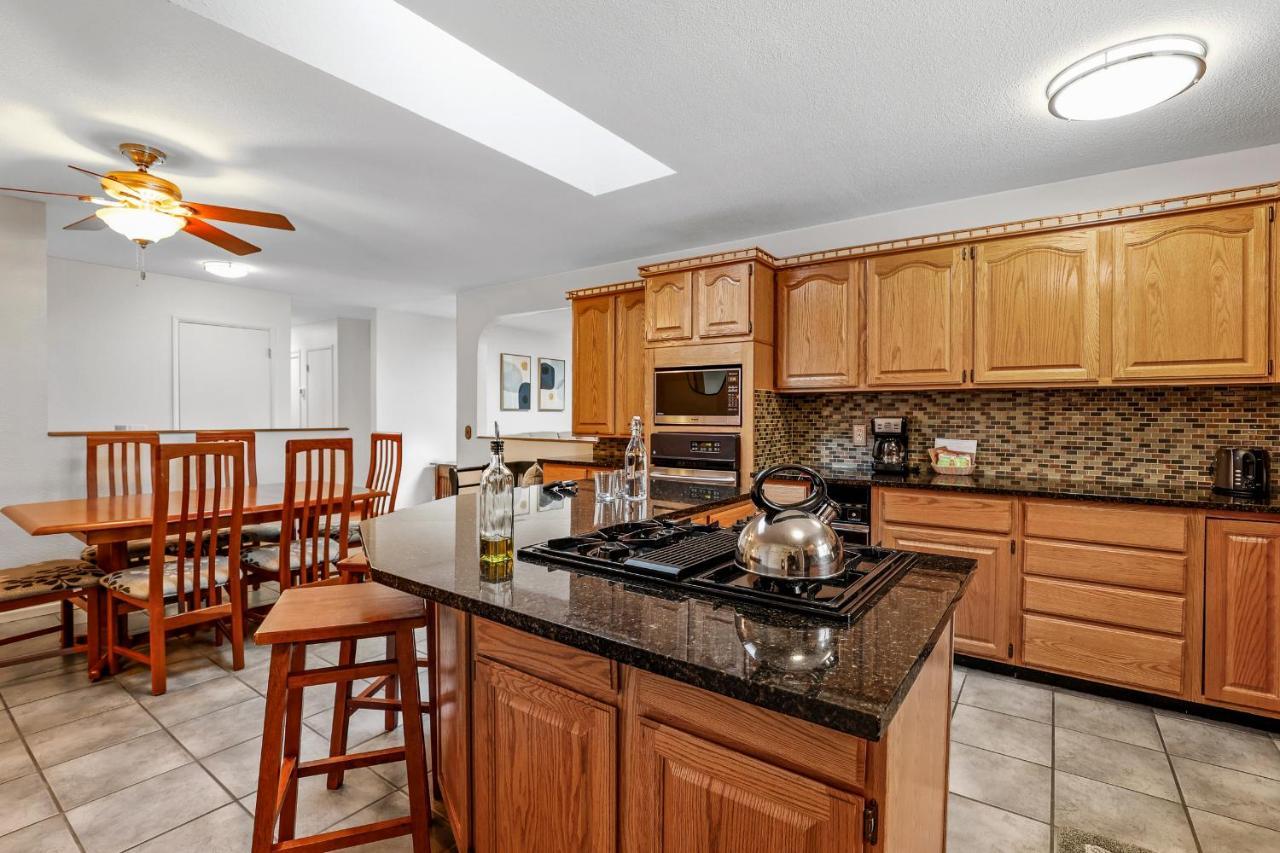 Captivating Continental Country Club Retreat With 4 Bdr And Spacious Deck! 깃대 외부 사진