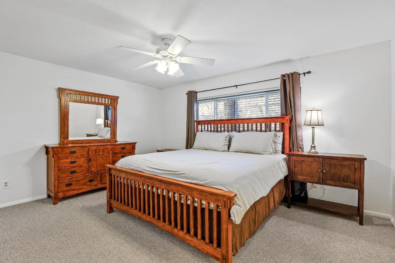 Captivating Continental Country Club Retreat With 4 Bdr And Spacious Deck! 깃대 외부 사진