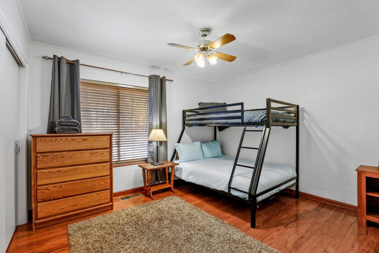 Captivating Continental Country Club Retreat With 4 Bdr And Spacious Deck! 깃대 외부 사진