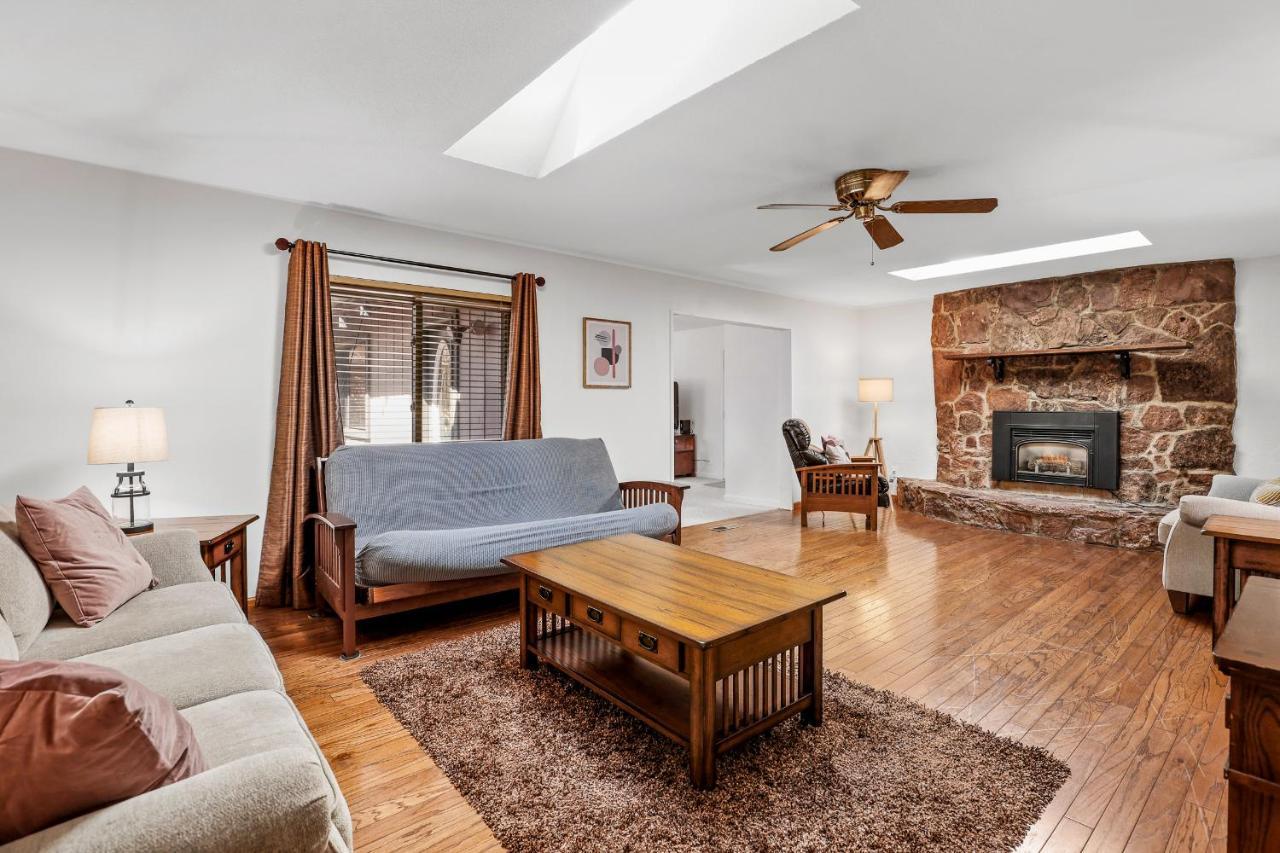 Captivating Continental Country Club Retreat With 4 Bdr And Spacious Deck! 깃대 외부 사진