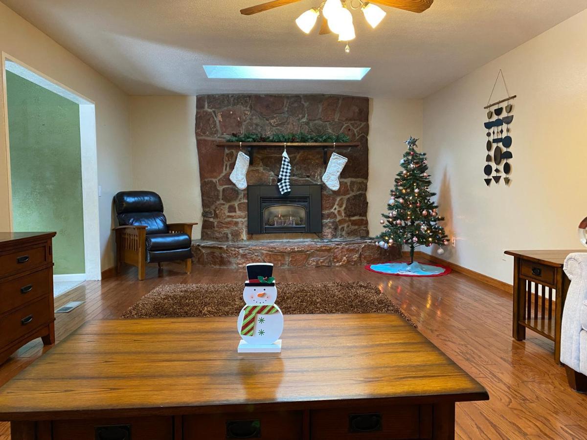 Captivating Continental Country Club Retreat With 4 Bdr And Spacious Deck! 깃대 외부 사진